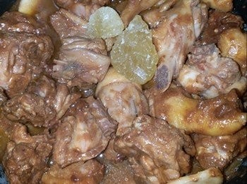 step6: 加少量水及冰糖！
電煲按肉制，炆淋畢走面頭啲油就完成啦！