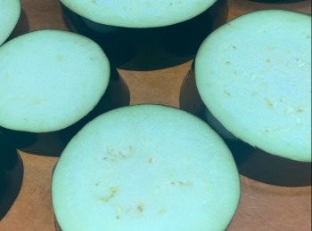 step3: 茄子洗淨，切好。
