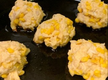 step5: 燒紅鐵鑊，下油，將蟹肉混合物適量放入，用小火煎3分鐘，用鑊鏟輕壓圓成球餅型。再煎3分鐘，至兩面金黃，即成。