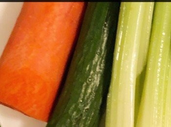 step2: 洗淨青瓜，紅蘿蔔和西芹備用。