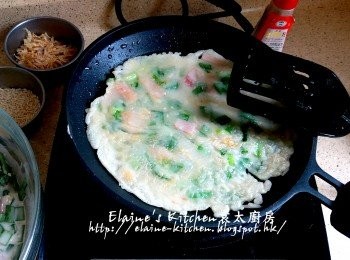 step7: 才反轉另一面 , 用鑊鏟壓一壓粉漿(令粉漿可以薄身d , 煎出來脆口d) , 繼續慢慢煎