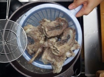 step2: 之後將牛骨撈起用水沖洗淨