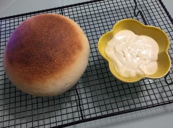 step6: 忌廉芝士餡做法：
用打蛋器將Cream Cheese和糖打至滑身，加入鮮奶打勻，將奶粉加入拌勻，放雪櫃備用