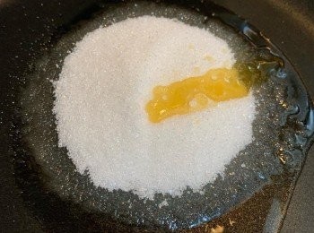 step4: 將糖與油（約4:1）倒入鍋中，依個人喜好加點蜂蜜，開火拌炒。