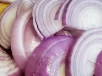 step4: 保留醃雞之汁液， 把洋蔥切絲