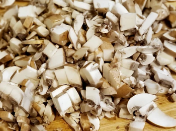 step1: 先把蘑菇洗乾淨切碎