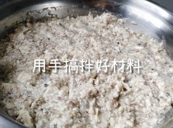 step3: 分別將鯪魚肉同豆腐放落去，再落少少胡椒粉 ，再用手搞拌所有材料至均勻