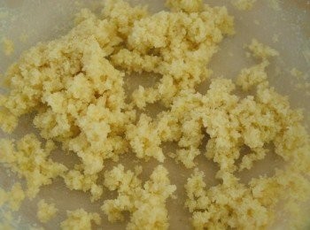 step3: 用電動打蛋器打發牛油至軟身，乳霜狀，下糖拌勻