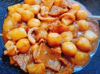 step8: 煮約5~10分鐘至咖喱全部溶化及汁收干。這中途必須時常攪拌。因加入咖喱磚后汁會變得濃郁。視乎味道加鹽。熄火食得