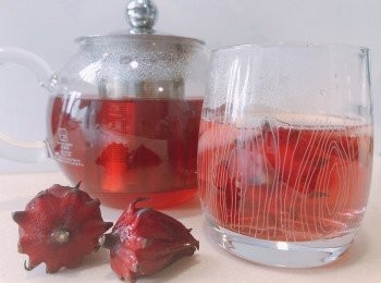 step2: 8碗水煲滾後，放入所有材料煲10分鐘即可
飲左一半水後可再加熱水，都還好好飲