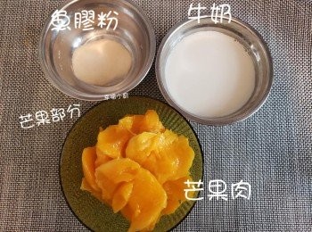 step7: <span class="group_2">芒果</span>部分 （如果<span class="group_2">芒果</span>不夠甜可以適量加糖）
<span class="group_2">芒果</span>肉300g +牛奶200g 
魚膠粉12 g +凍開水 30g 
<span class="group_2">芒果</span>粒 適量(裝飾用)