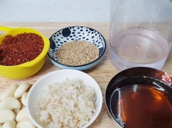 step5: 把蒜頭切片後與飯一起放入水中攪爛成飯漿