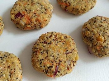 step2: 然後混合所有材料成團。如需要，可酌量加入清水。用手把混合麵團造型成8~10塊漢堡排。