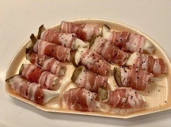 step3: 用豚肉片包住直菇條，撒上鹽、黑胡椒同少少粟粉