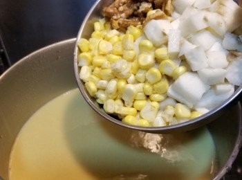 step3: 再將打好的濃湯倒入煲內,加入其餘材料大火煮滾