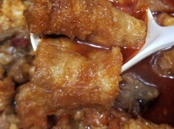 step1: 先將豬軟骨出水切件
魚肚加薑蔥出水切塊，揸乾水
先爆香花椒粒及乾辣椒