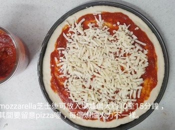 step17: 放上mozzarella芝士然後焗大約15分鐘(每個焗爐火力不一樣，因應個人喜好調較焗爐温度和時間)
若220至230度大約5至10分鐘可能就焗好，pizza邊會金黃香脆
若200度焗的時間會久一點大約15分鐘，pizza邊不會太脆，不過會適合小朋友吃喔