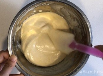 step4: 將（B) 加入蛋泡沫內，用刮拌形式攪勻
加入（C) 用刮拌形式攪勻