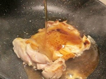 step4: 加入醬油。味淋。料理酒。白糖
蓋上蓋子炆3分鐘