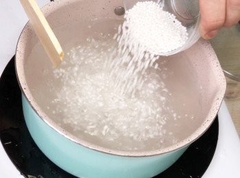 step2: 加入西米。蓋上蓋子(留一點空隙)。中火煮15分鐘。