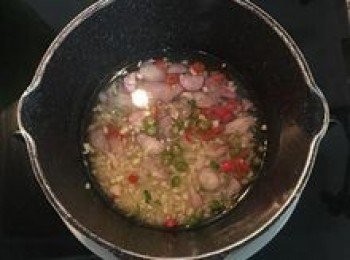 step5: 蒸魚時順便煮醬汁；將所有辛香料（除香菜外）放入小煮鍋中，加入水和魚露一起煮滾；