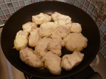 step6: 放入魚塊，把魚塊煎成兩面金黃色。