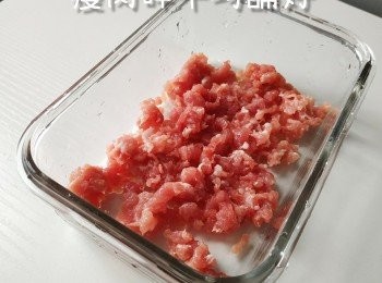 step2: 將豬肉盡量平放喺不銹鋼碟或玻璃盒上