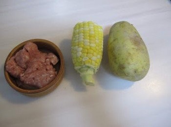 step1: 薯仔洗淨後批皮, 刨絲, 隔水備用