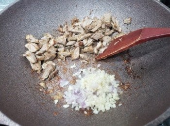 step4: 鴨絲變金黃出油，就可以加入少少油+乾蔥蒜頭碎炒香一陣