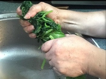 step2: 扭毛巾咁扭乾瀝水