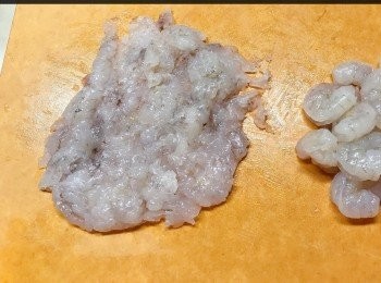 step1: 蝦仁先解凍，然後挑腸，印乾水分，再用刀背拍爛。