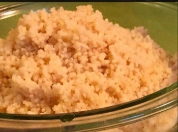 step1: 首先將高湯煮滾，然後倒入古斯古斯(couscous)於一個容器碗內，用湯匙攪拌均勻，蓋上蓋把它焗15分鐘或直至湯汁被吸收，放涼備用。