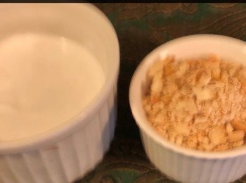 step1: 首先將椰糖加少許水煮溶後，加椰絲煮成<span class="group_2">餡料</span>，再加入壓碎的腰果攪勻備用。