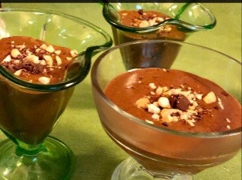 step10: 撒上一些切碎的堅果和巧克力片，冷藏約2小時便可。