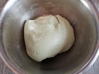 step3: 趁熱將粉類倒入艾草水中揉成光滑面團，不同糯米粉吸水量不同，水量可微調。