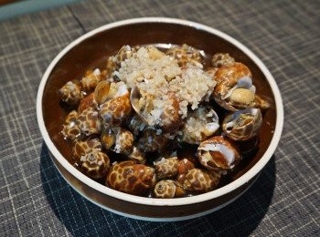 step3: 加入冷滚水至剛剛浸過螺面，放入雪櫃浸至少1晚(約10小時)，上碟完成！