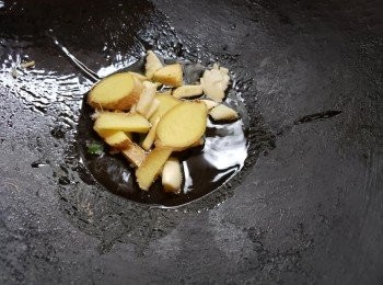 step2: 熱鍋下油爆香姜蒜。