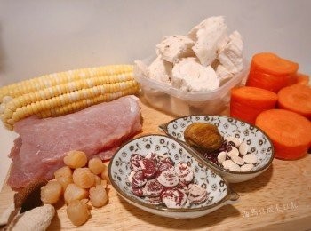 step1: 瘦肉加薑片先飛水備用
粉葛去皮洗淨後切大件；紅蘿蔔洗淨，去皮切件；粟米洗淨切段