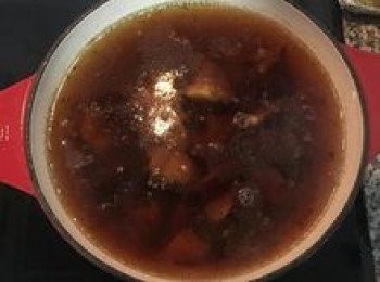 step7: 約煮30分鐘直到排骨柔軟；試味道以鹽調整；