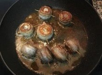 step7: 白帶魚卷兩面煎上色後，再把邊緣也煎上色，可以將鍋子傾斜，讓油和魚卷都集中在一邊，煎上色後再把魚卷移到沒有油的這邊略煎逼油即可。