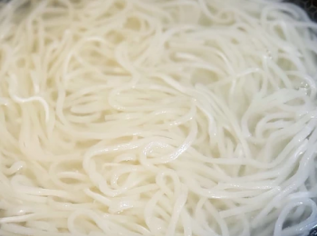 step9: 烏冬用滾水煮熟，隔水成於器皿中