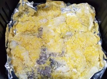 step2: 咖喱薯仔做法：
用油炒香洋蔥小粒粒，
再加入薯仔大粒（1 個薯仔大約切成3~4大粒）
炒變成少少金黃色，
加入450ml滾水+50ml奶中火煮10分鐘，
放咖喱磚2小格煮溶成咖喱汁+少少鹽中火再煮10分鐘，
如想入味建議在烤魚前煮好咖喱汁再焗15分鐘會更入味

準備魚柳上粉步驟（分好上粉3步曲）：
~打好2隻雞蛋（1隻蛋白2隻黃）成蛋漿
~將4匙羹粟粉放在平碟上
~將4匙羹麵包糠放在另一隻平碟上
準備空氣炸鍋燒烤架，
可以直接將上好粉的魚柳放在燒烤架上

用筷子夾魚柳在粟粉碟