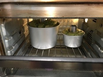 step8: 160度10分鐘，之後130度35-40分鐘
                         或
上火160度，下火130度10分鐘
上火130度，下火110度45-50分鐘

焗好後取出蛋糕大力"噔"兩下，立即倒扣放涼，之後便可脫模