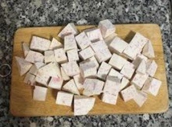 step2: 芋頭去皮洗淨，切方塊，蒸20分鐘。