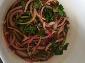 step4: 將洋蔥絲，白醋，魚露，泰式雞醬，青黃檸汁，生抽，辣椒，芫荽，芹菜等一起坢勻放置約10分鐘待蔬菜變軟身少少。