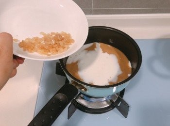 step4: 將栗子糊放於煲內加入鮮奶及冰糖，細火攪拌至所有糖溶化後即可
