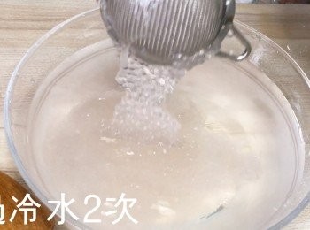 step4: 準備一大碗冷水。把焗完的西米倒入。過冷水2次。然後隔水備用。