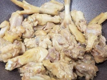 step2: 首先大火放多多薑乾蔥洋蔥蒜爆鑊拿起備用，
大火煎肉鎖住肉汁先大約7成熟，
爆香醬汁(柱候醬+海鮮醬+辣豆瓣醬)，
落埋d多多薑乾蔥洋蔥蒜+切左粟米芯+紅蘿蔔煮一煮，
再放雞肉+少少老抽蠔油煮中火大約10分鐘