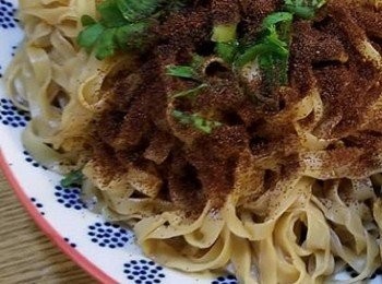 step8: 處理撈粗部份，
粗麵係街市買麵舖頭就有得買，
首先用滾水烚一烚粗麵(煮散就ok)，麵隔乾水備用，
再準備撈麵豉油皇汁，
2茶匙豉油+2茶匙水+1/4片糖+少少麻油煮滾備用，
大碗裝粗麵加入撈麵豉油皇汁撈均衡佢上碟先，
最後將薑切成片，
跟蝦子在煎鍋上慢火烘金黃色傳出香味，
灑在撈粗上+少少蔥花就食得啦♡