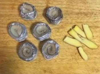 step2: 白帶魚卷用1/3茶匙鹽抹勻；薑切片；將蒸鍋中的水先煮滾；